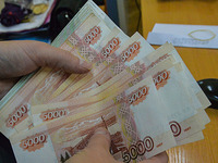 На крупных предприятиях Екатеринбурга средняя зарплата выросла до 109 тысяч рублей