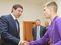 Юревич наградил задержавшего педофила челябинца