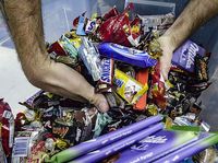 Сладкие новогодние подарки для детей подорожали до 450 рублей