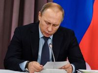 Путин поручил правительству поддержать предприятия, где снизилось производство