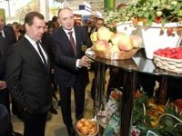 Медведев отведал южноуральский бутерброд