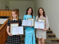 В Верхней Салде чествовали выпускниц-стобалльниц