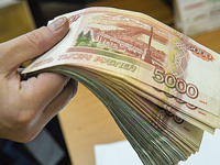 Стало известно, кому в Екатеринбурге готовы платить зарплаты от 150 тысяч рублей